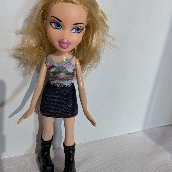 Bratz Cloe Doll 2001 blue eyes blond hair MGA - Picture 2 of 7